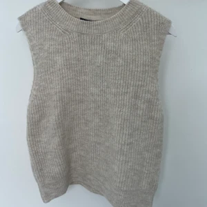 Stickad väst - Helt ny och oanvänd stickad väst från vero moda. Är mer beige än vad som syns på bilden.