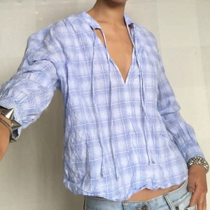 Blus  - Superfin blus från zara i storlek s⭐️ fraktar för 44kr elelr möts i Fridhemsplan 👼