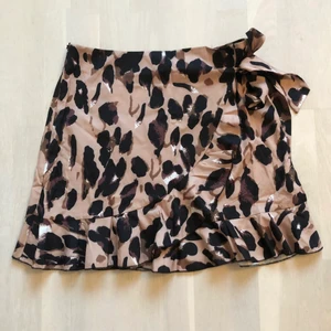 Kjol från shein - Strl L men liten i storlek så passar M, 100kr