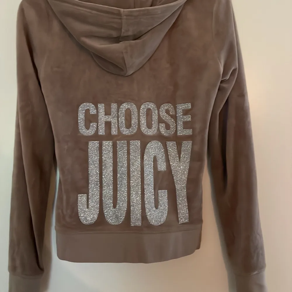 Juicy couture tröja ”choose juicy” på ryggen  🤍 köpt på plick men inte kommit till användning🤍. Hoodies.