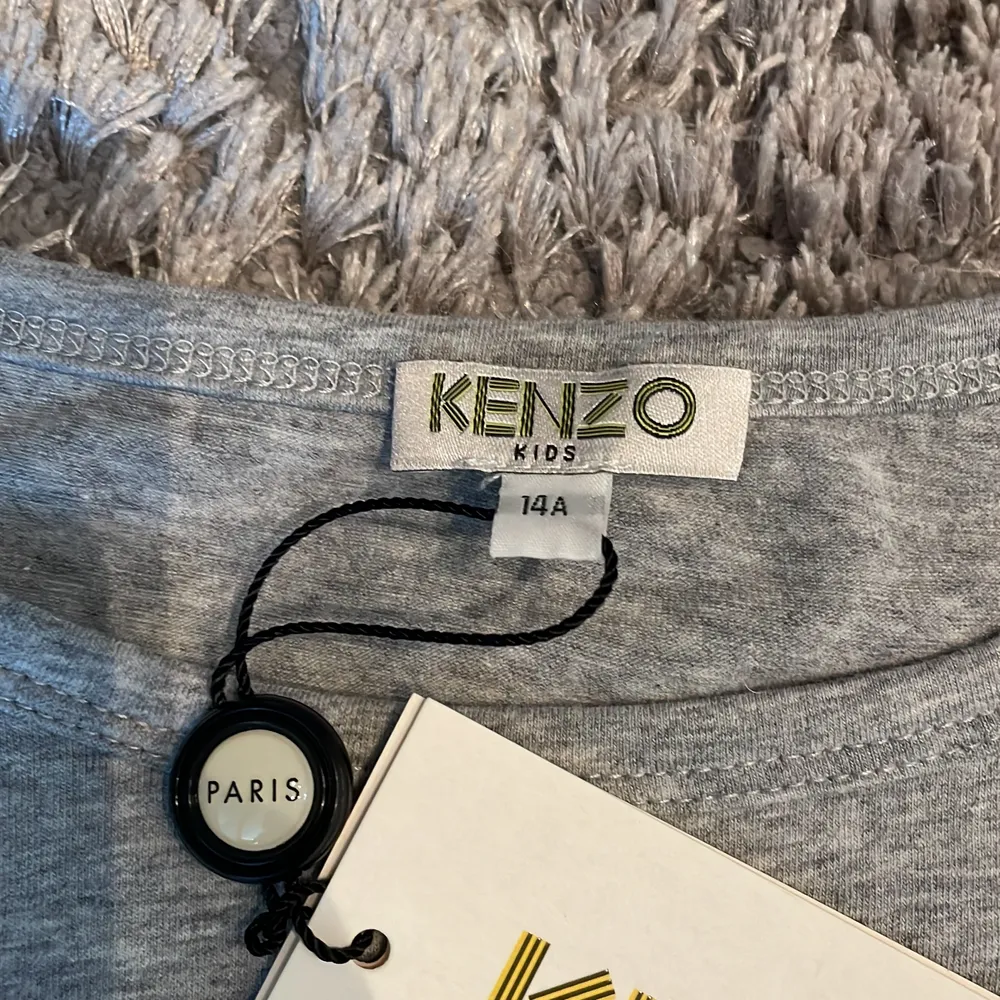 Säljer denna kenzo  tröja med tryck, då den inte kommer till användning. Jag har aldrig använt den. Kan tänka mig sänka priset, vi kan dela på frakten💗. Tröjor & Koftor.