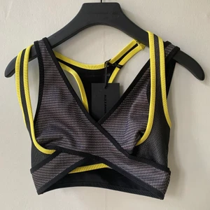 Alexander Wang x H&M Crop Top - Sport BH / Crop Topp från Alexander Wang x H&M. Helt nytt med prislappen kvar.  Storlek: 34. Nypris: 349kr Alexander Wang galge ingår!