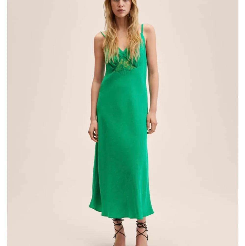 Hej, säljer denna fina klänning som jag endast använde till en vårbal så den är i väldigtbra skick😝 Utsprungspris 600 kr men säljer för 275. Den är så såå härlig nu till sommaren😍😍. Skriv till mig om ni vill ha fler bilder på den👌🏼. Klänningar.