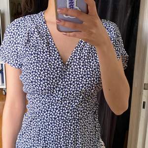 Other stories, Size 34. Blue and white pattern, wrap dress. Only tried once and has tags on. 590sek original price.