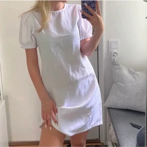 Klänning - Säljer nu denna oanvänd klänning🥰 luftig och skön nu till sommaren🥰 jag är en S normalt🥰 säljer för att jag har för många klänningar🥰 fler frågor skriv gärna till mig privat😍 har även samma klänning i grön och ljusblå🥰