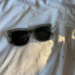Super snygga Chimi liknande solglasögon som är perfekt för sommaren! ALDRIG ANVÄNDA! Säljer också för bra pris💕✨
