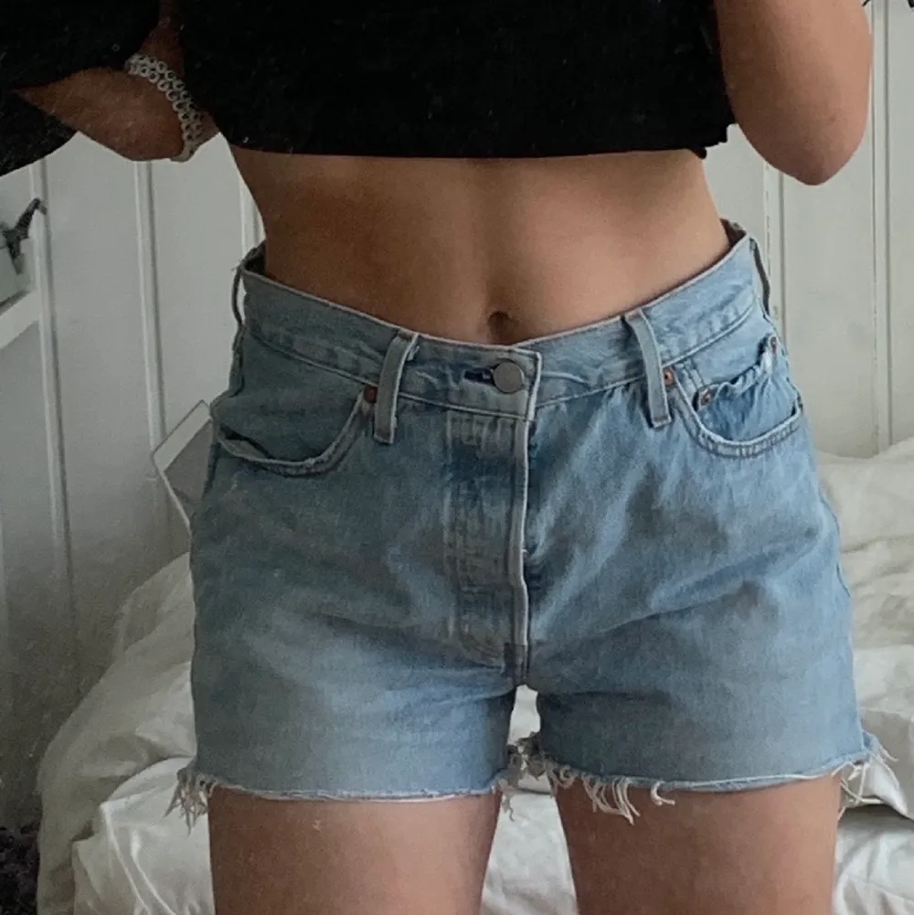 Ett par skitsnygga och trendiga Levis jeansshorts som är helt oanvända och säljs pga fel storlek. Första bilden är lånad, bara att höra av dig om du vill se fler bilder! ⚡️⚡️ (Återpublicerad pga oseriös köpare). Shorts.