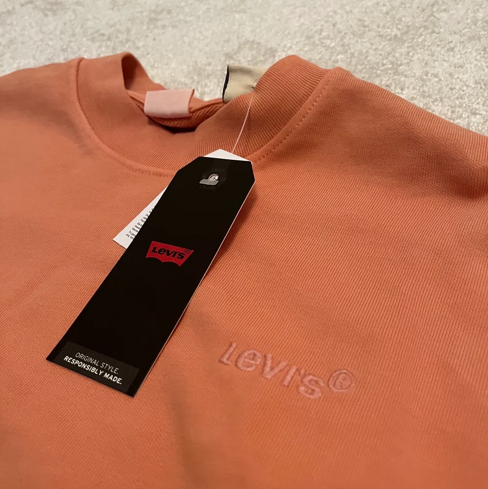 Orange tröja från Levis, storlek S men jag skulle säga att den sitter som en M. Helt oanvänd. Stickat.