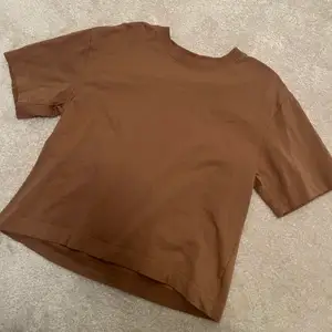 Beige t-shirt från Gina Tricot, storlek S. Aldrig använd