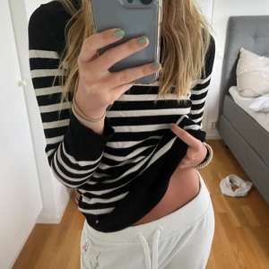 Tröja - Säljer denna jättefina tröjan köpt second hand! Jättefin att ha över klänningar osv till sommaren💕 Storlek S. Säljer för 100+frakt💕 Hör av er om ni har frågor
