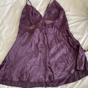 ella m lila nightdress/slipdress  - super söt lila nattlinne som även kan stylas och användas som en topp! strl L men skulle säga att den är liten i storleken så passar nog s/m beroende på önskad passform. i bra skick. köparen betalar frakt (29kr) 💞