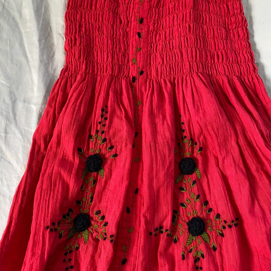 Röd klänning broderade rosor S - 91