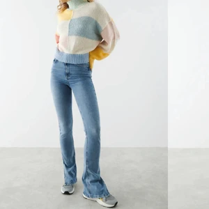 Ginatricot Molly Jeans  - Använda en gång! Som nya!  Superstretchiga jeans med hög midja. Jeansen är blåa och har en slim fit. De har en bekväm passform, gylf med dragkedja, raka byxben med fullängd, slits vid bensluten och fickor fram och bak.