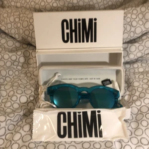 Chimi solglasögon  - Säljer dessa jättesnygga solglasögonen från chimi eyewear. Model 003, spegelglas, färg aqua blue. Nypris 1100. Priset kan diskuteras😁