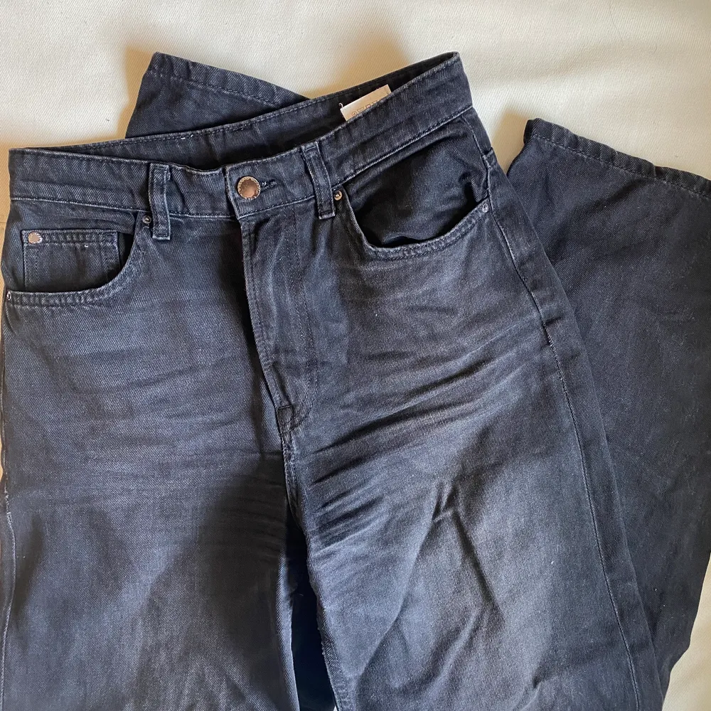 Långa svarta vida jeans, jätte fin kvalitet! Är 163 och dem sitter bra i längden! . Jeans & Byxor.