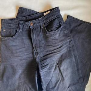 Långa svarta vida jeans, jätte fin kvalitet! Är 163 och dem sitter bra i längden! 