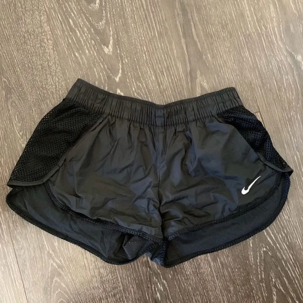 Svarta Nike shorts perfekta till sommaren! Strl S och är i fint skick! (Två första bilderna lånade) skriv gärna för fler! Obs det är inte boxershorts under!, modell som på andra/tredje bilden🌟. Shorts.