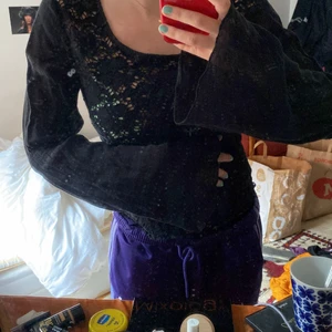 Somrig tröja - Svart ”blus” ish. På tredje bilden kan man se hur det ser ut o sen ärmarna ör bara vanligt tygg, tunt o skönt. 2 bilden är inte så bra men tänkte mest att man skulle förstå hur den såg ut. Hör av dig för fler bilder. 