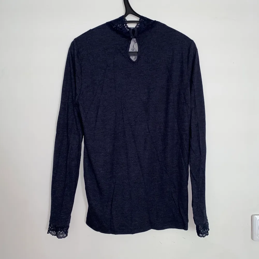 NEW and never worn long sleeve from ONLY with nice applications around neck and on the sleeve-end Size: M New price: 279:- SEK. Skjortor.
