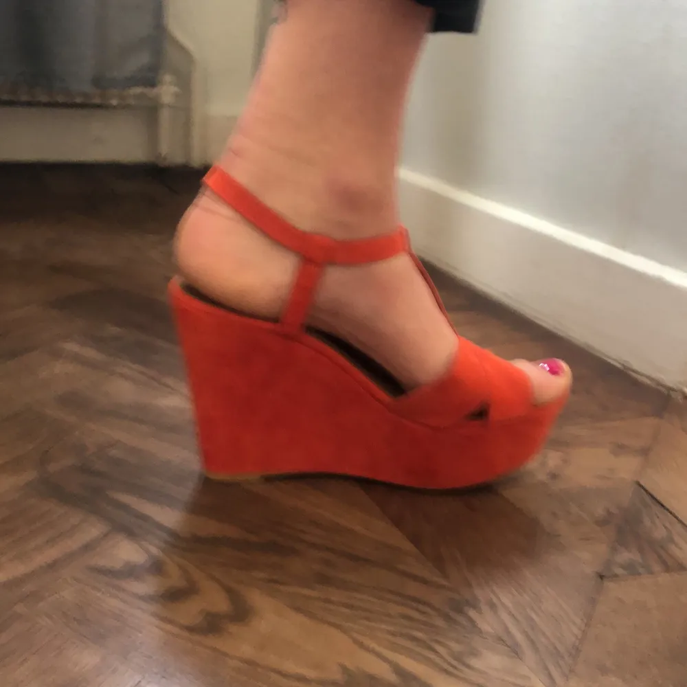 Jätte fina skor från zara i st 39, använda ungefär 5 gånger.  Dem är lite orange röda och det är kilklack, dem är jätte sköna att gå i.. Skor.