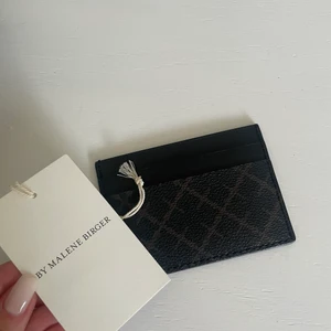 Plånbok by Malene Birger  - Plånbok i nyskick, säljer p.ga råkade beställa 2 st av samma. Beställt från zalando, alla lappar finns kvar. Nypris 699:- samfraktar gärna med andra plagg🌸