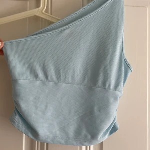 Blå topp  - Säljer en blå topp från SHEIN. Super fin men var för stor för mig. Indragen vid sidan super fin baby blå färg. 