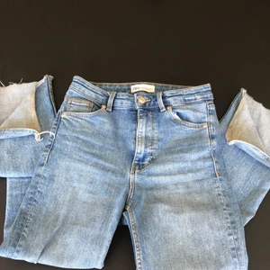 Zara jeans - 😘fri frakt!😘  Jättefina zara jeans❤️ Har alla tre färger (blå, grå, svart) hör av er vid intresse eller bara frågor😋💕 (säljer alla tre)