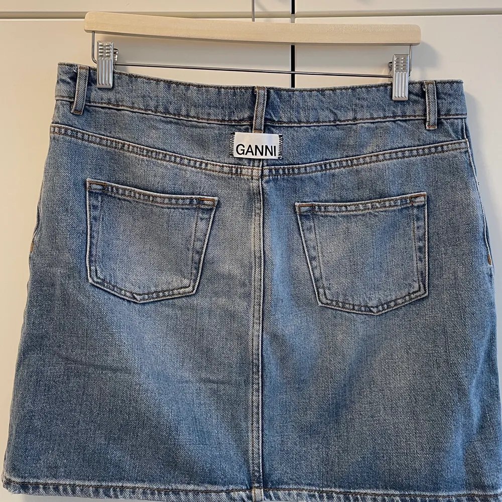 Jeanskjol från GANNI i storlek 40! Fint skick! Det enda som går att anmärka på är att sömnen på lappen bak har gått upp lite.. Kjolar.