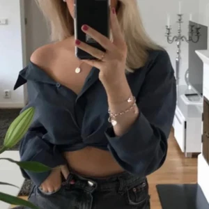 Zara skjorta  - Säljer denna mörkblåa skjortan som är ifrån Zara. Skjortan är knappt använd och är i väldigt fint skick. (Lånad bild).