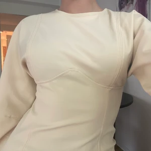 Klänning från zara - Beige klänning med söm under brösten. Litet hål på baksidan som jag sytt ihop. Syns knappt💕