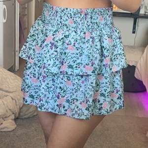 Somrig kjol - Somrig blå volangkjol från vera moda💗.Storlek M men passar även S. Aldrig använd, Nypris 329kr. 