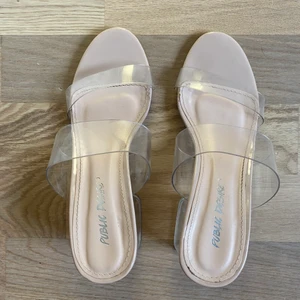 Transparanta klackskor   - Storlek 36  Använda vid två tillfällen, som nya 