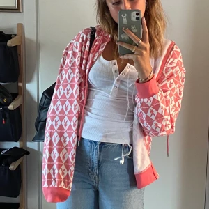 Playboy Sweatshirt Missguided - Superfin och SKÖN tröja med dragkedja från Missguided med playboytryck! Knappt använd💓💓 Nypris 600kr, oversized så passar allt mellan XS-L