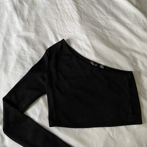 Enarmad svart tröja som passar till allt!🖤