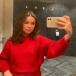 Stickad tröja - Jättefin röd stickad tröja från zara. Säljer även den matchande kjolen som ett fin set. 100kr för tröjan eller 150kr för setet Kontakta mig för fler bilder eller info. 