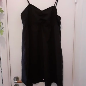 POPULÄR KLÄNNING FRÅN H&M - Säjer denna populära klänningen från h&m, super söt och passar perfekt till allt!