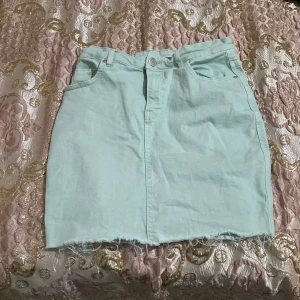 Kjol  - Jag är 168 och kommer över mina knän. Använder inte den heller stor bara i min garderob. Frakten kan bli gratis 