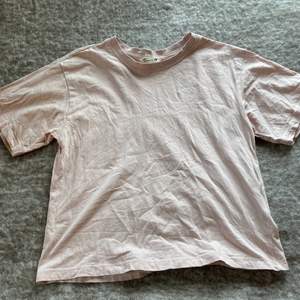 Här är en rosa och fin t-shirt med ett ”Love” tryck i vänstra hörne. Jag säljer denna för att jag aldrig använt den, så den är använd fåtal gånger. Den är i storlek 146/152 och passar barn mellan 10-12 år. Jag stryker tröjan innan jag skickar den.