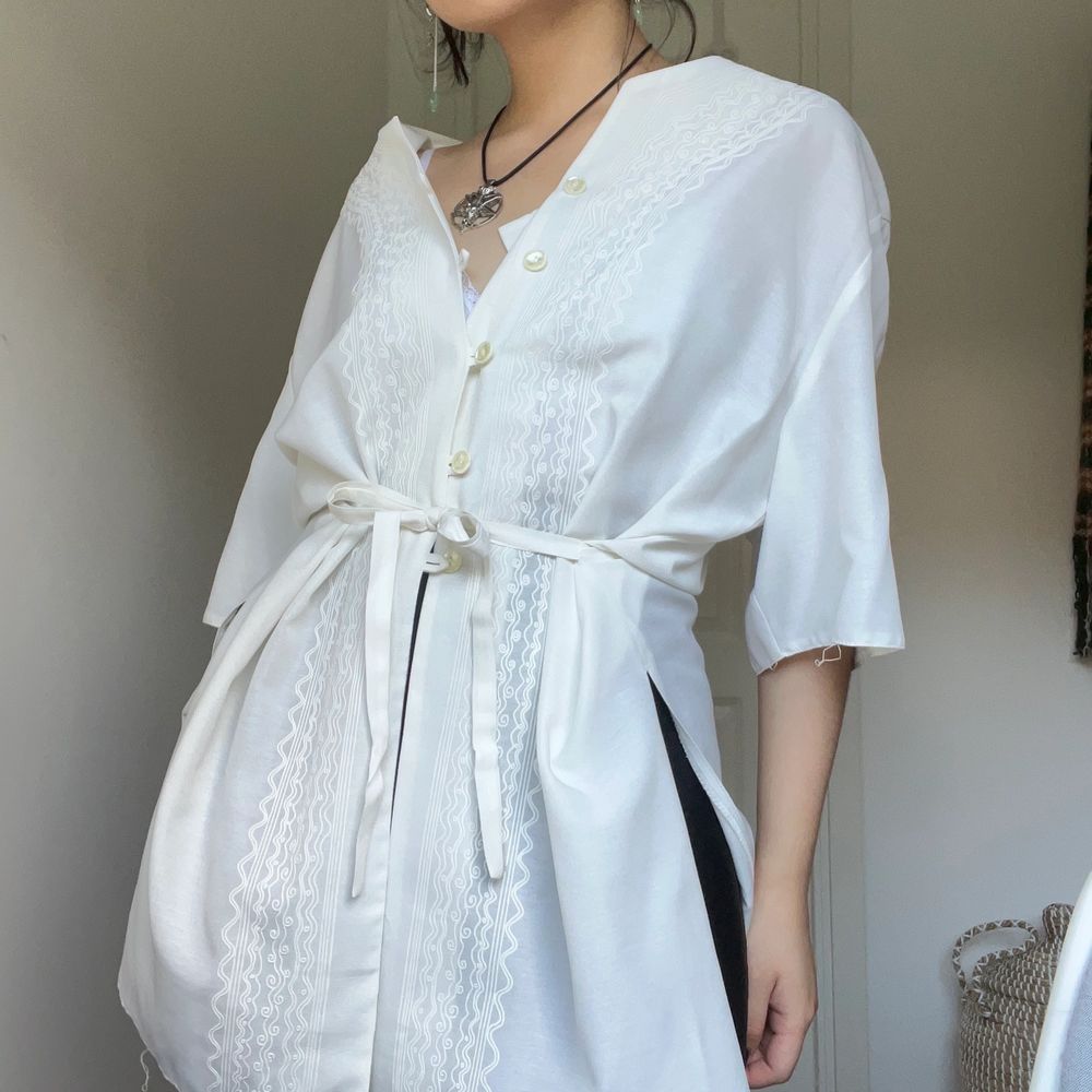 JĂ€tte fin blus! Skulle jag sĂ€ga att det Ă€r typ cottagecore, fairycore och vintage stil! Storlek Ă€r 42 och passar i bilderna till mos som Ă€r xs. FĂ€rg Ă€r som en vit-ben. đ. Blusar.