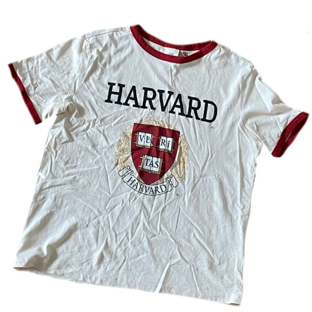 Harvard T-shirt, sitter fint och säljer bara för att den inte riktigt är min still längre. Skriv om du har några frågor.. T-shirts.