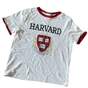 Harvard T-shirt, sitter fint och säljer bara för att den inte riktigt är min still längre. Skriv om du har några frågor.