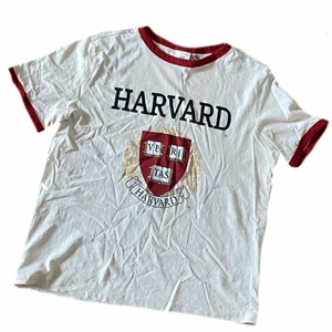 Vintage Harvard tröja  - Harvard T-shirt, sitter fint och säljer bara för att den inte riktigt är min still längre. Skriv om du har några frågor.