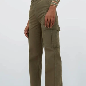 Stradivarius cargopant 34  - Köpte dessa cargopant från stradivarius genom zalando för någon månad sen, men har inte använt. Storlek 34 och de är väldigt långa! 🥰 Köpare står för frakt 