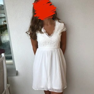 Somrig klänning - Supersöt klänning från Nelly.com i storlek 38. Använd vid ett tillfälle. Dragkedja i sidan.