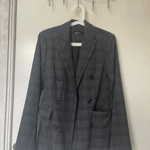 Jätte fin kavaj  - Helt ny kavaj från Gina. Använt bara en gång och den är lite för stort. 