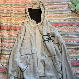 Zip-up hoodie  - Grå zip-up hoodie från Bluewear i storlek S, passar nog medium också eller xs beroende på hur man vill ha passformen. Köparen står för frakt. 