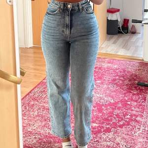 Streatchiga high waist monki jeans!! ÄLSKAR men har blivit för små för mig😭 ❤️ Sparsamt använda och inga defekter!! Jag är 164 å dem stannar vid anklarna på mig, (se bild 1&2 för att göra en egen uppfattning) 24 i waist, skulle säga att det motsvarar XS ❤️