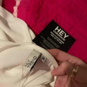 Nelly - Vitklänning i storleken 34 Är ny 99%, klassisk stil under sommaren  Bekvämt med material 