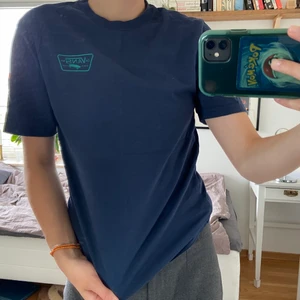 Vans tshirt - Superfin mörkblå T-shirt från Vans.