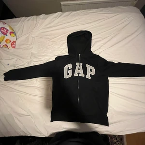 Gap zip hoodie - Hoodien är i storlek s och är i perfekt skick. Har endast använt den fåtal gånger är den är i princip som ny.